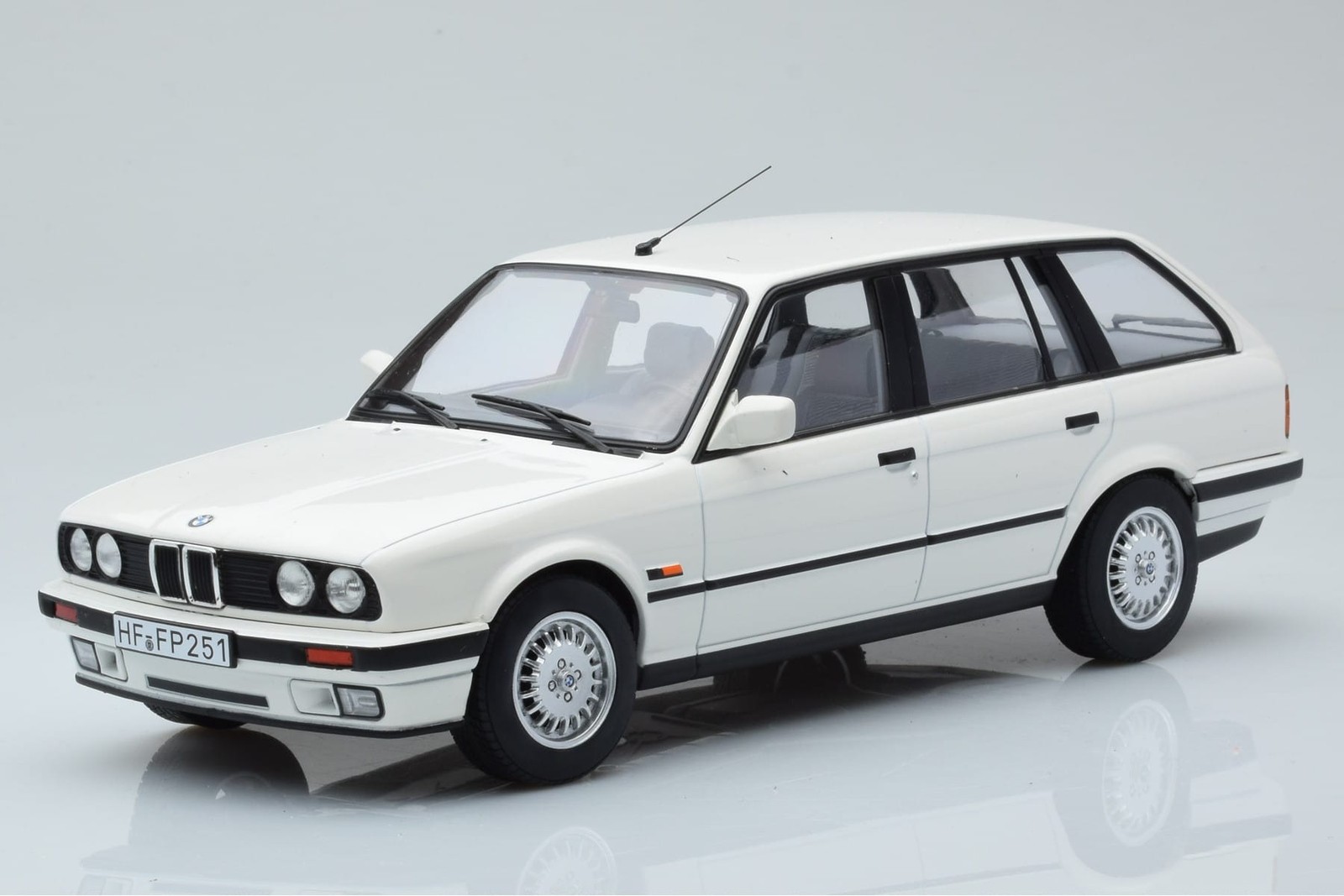 BMW 325i E30 Touring White Limited Edition Norev 1:18 | 183217