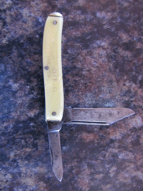 VINTAGE YELLOW SANDERS TWO BLADE POCKET KNIFE W/EMBOSSED ADVERTISING