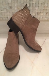 guess tan boots