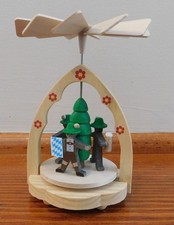 Richard Glasser Wood Oktoberfest Pyramid with 3 Germans Bavarians with box