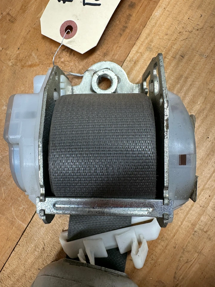 Retractor cinturón seguridad trasero pasajero derecho Ram 1500 2500 3500 2006-2007 4 puertas Foto 4 de 4