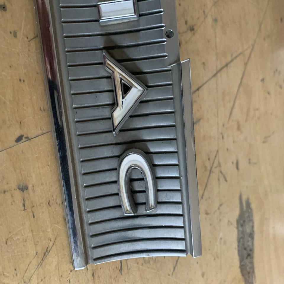 Pontiac Tempest 1964 bisel de puerta de gasolina Foto 4 de 4