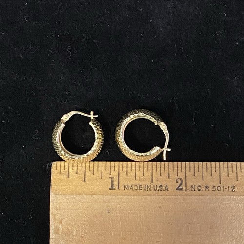 Pendientes de aro JCM perforados anchos grabados en oro amarillo de ley JB11 - Imagen 7 de 9