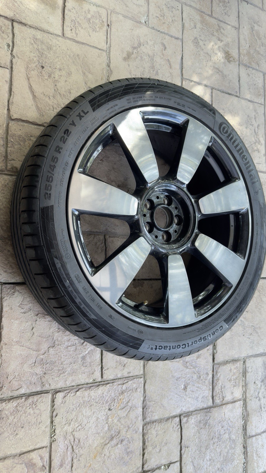 Rolls Royce cullinan stock rims. No center pack. New tires. Never used