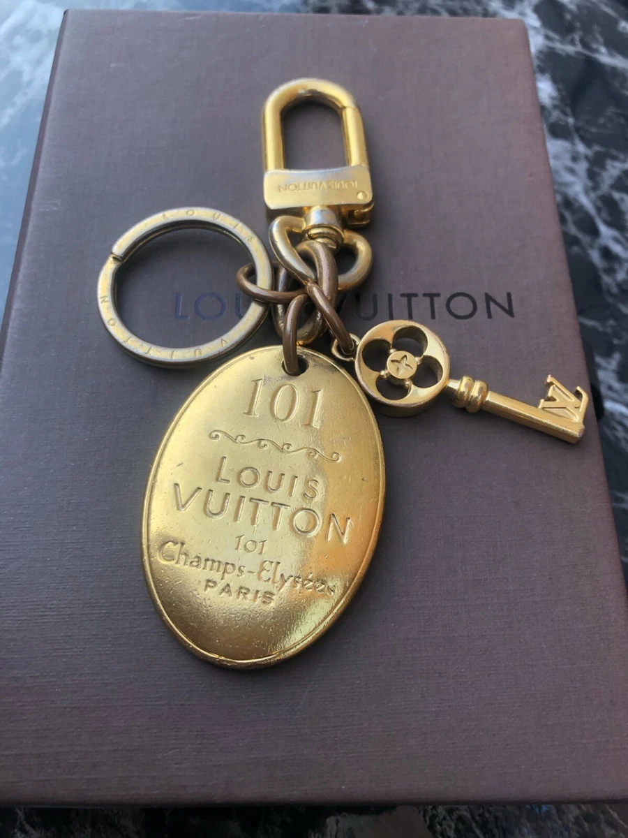 Lv circle bag deals charm & key holder