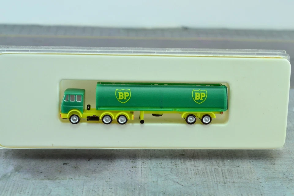 NOCH BP Tanker Truck Green Z Scale - Image 2 of 2