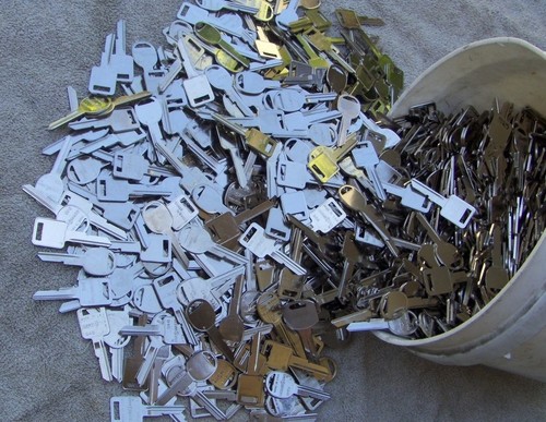 Lot of 100 brass ( Silver color ) GM Key Blanks UN-CUT - Picture 2 of 2