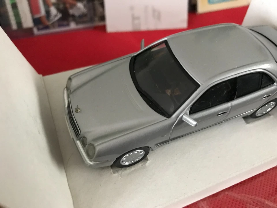 Mercedes-Benz E 280 modelo T metálico Herpa [070348] B802 Foto 2 de 4