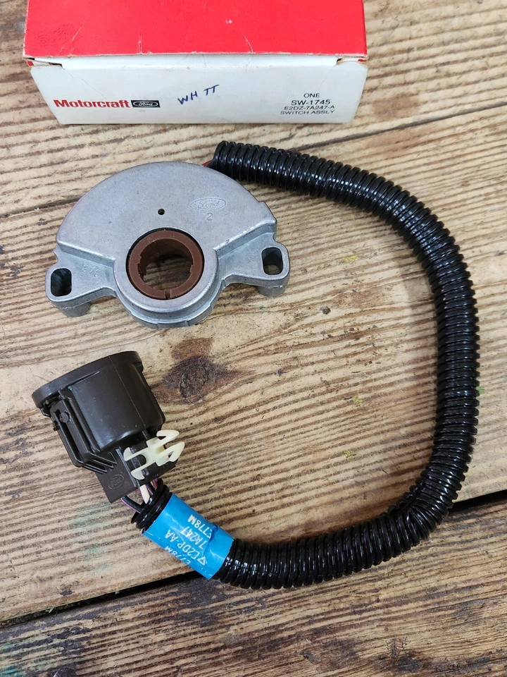 Nuevo de Lote Original 1979-1986 Ford Mustang C4 A/T SW-1745 INTERRUPTOR DE SEGURIDAD NEUTRO E2DZ-7A247-A Foto 2 de 4