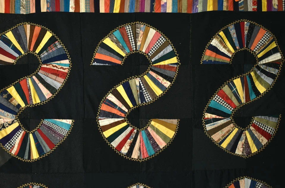 Amazing Folky Wool 1920's Letter "S" Fans Antique Quilt ~Piano Key Border! - Image 2 of 4