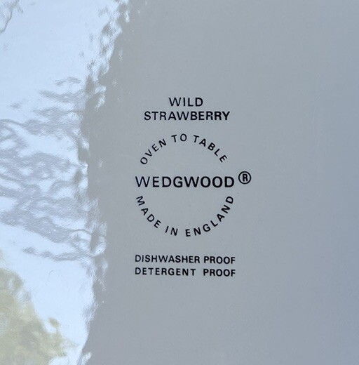 Wedgwood WILD STRAWBERRY Oval Covered Casserole Baking Dish R4406 Bone