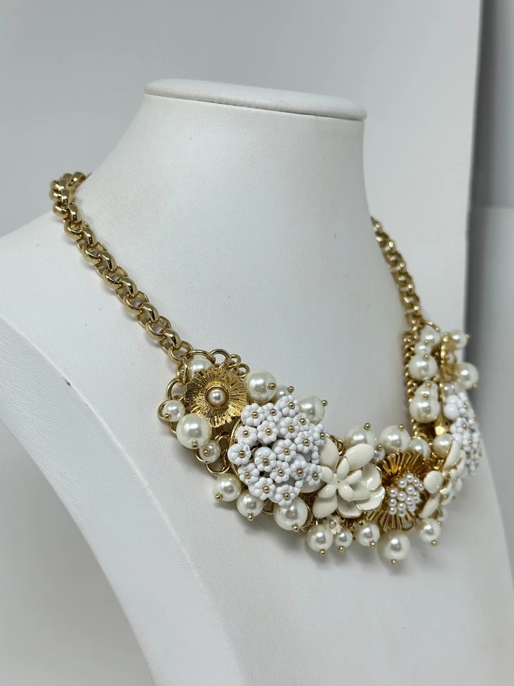 Collar Talbots llamativo esmalte blanco flores perlas de imitación tono dorado Foto 4 de 4