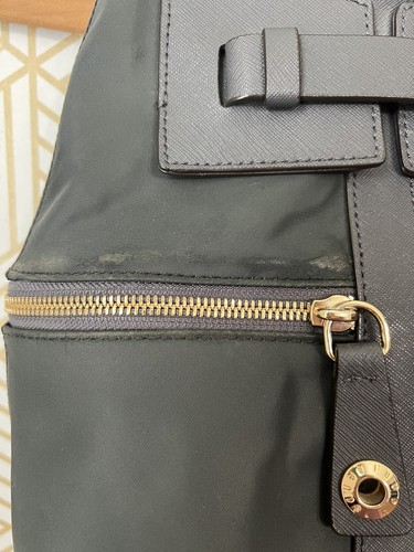 Bolso bandolera convertible HENRI BENDEL Jetsetter gris/dorado nailon *LEER* - Imagen 11 de 11