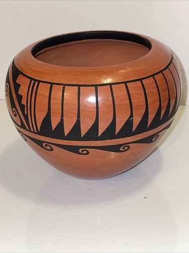 Vintage Carole Grace Loretto Jemez Pueblo Indian Pottery Pot