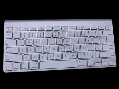 Apple Magic A1314 White/Silver Aluminum Bluetooth Wireless QWERTY Keyboard
