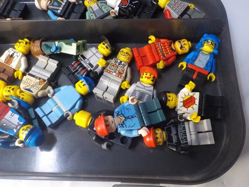 Lego 24 minifigure vintage per lo più anni 90 + accessori e custodia giocate con - Foto 9 di 9