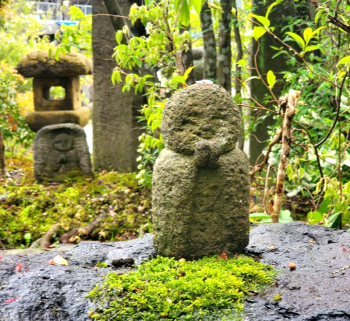 翡翠のような石の坐る仏像 Japanese antiques A stone-carved Jizo statue with a charmingly