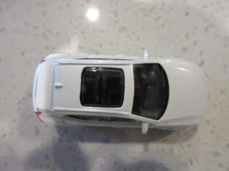 Coche de carreras de juguete fundido a presión Volvo XC40 2023 Matchbox blanco 1:64 Foto 3 de 4