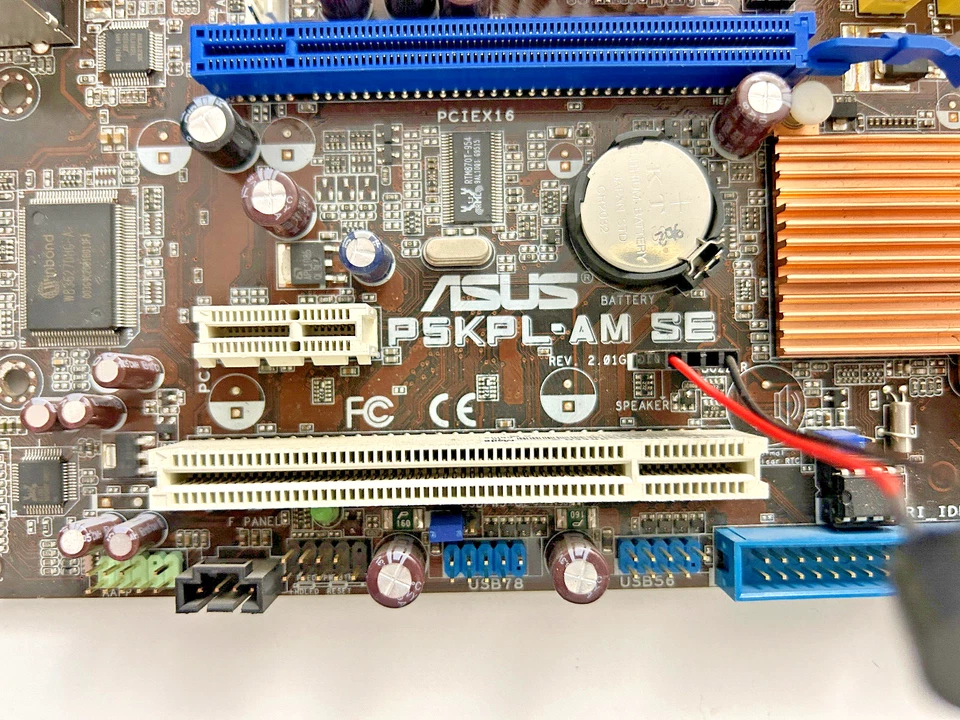 SCHEDA MADRE ASUS P5KPL+CPU INTEL E5300 2.6Ghz+4Gb Kingston+dissip Intel+ HD 250 - Immagine 2 di 4