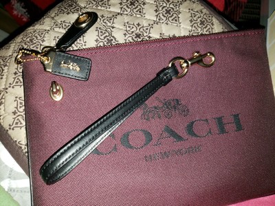 turnlock pouch 26 with horse and carriage