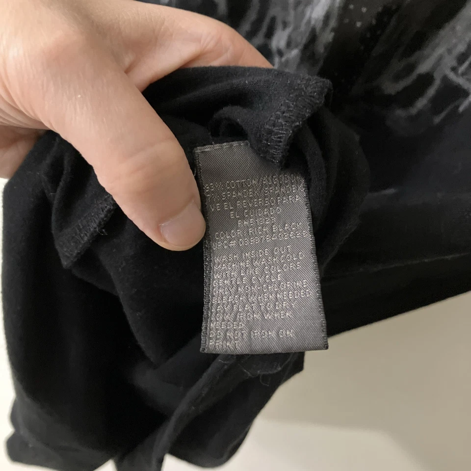 Camiseta deportiva Kenneth Cole para mujer gráfica top mediana manga corta pulóver negra Foto 4 de 4