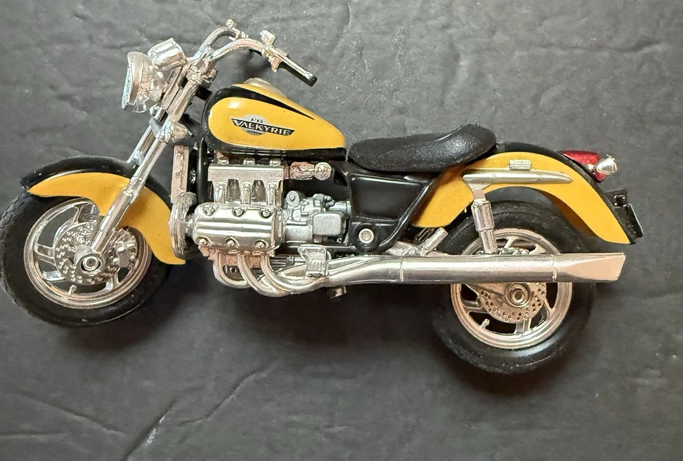 Vintage Maisto 1948 Indian Chief Motorcycle 1:18 Diecast Red - Limited Edition - Image 4 of 4