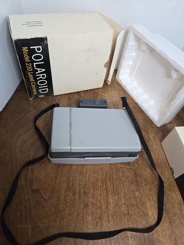 Polaroid 210 Land Camera with Flash, Manual And Mounts - Picture 17 of 23