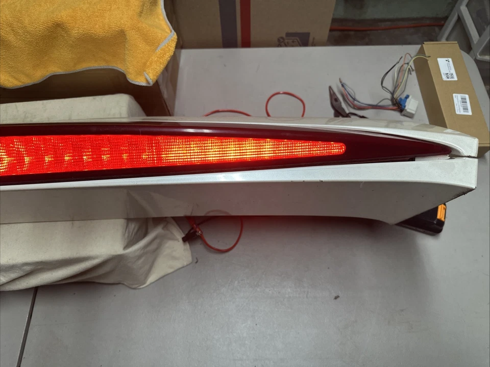 02-13 CADILLAC ESCALADE EXT ALERÓN TECHO TRASERO BLANCO TERCERA LUZ DE FRENO PROBADO Foto 4 de 4