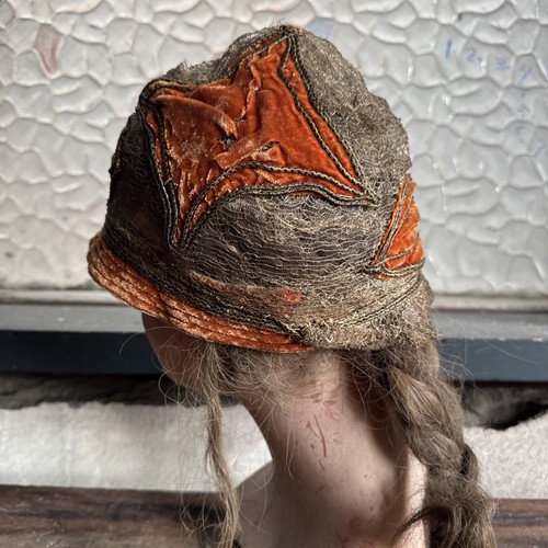 Antiguo tocado de terciopelo de seda naranja y encaje lamé dorado de los años 20 Cloche vintage - Imagen 16 de 24