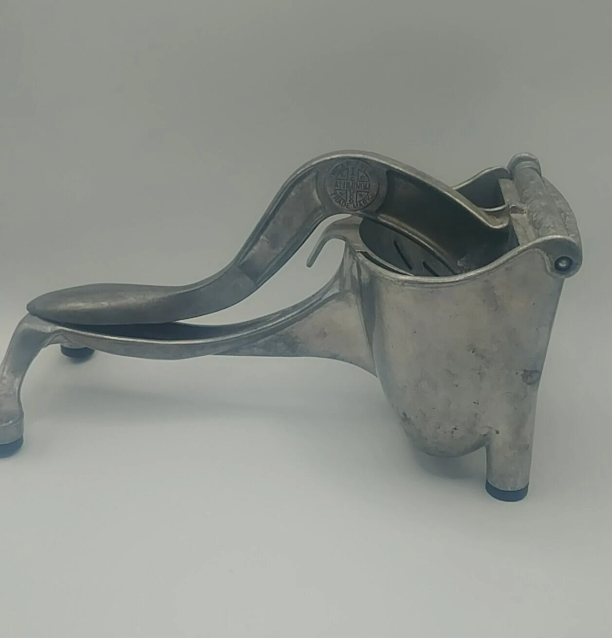 Vintage Wear-Ever Juicer ALCOA Cast Aluminum Hand Citrus Juice Press USA 1930's