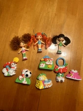 Vintage Mini Kins KTC 3 Dolls with 6 Plastic Click On Outfits Lot