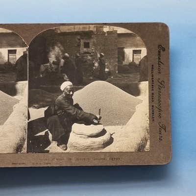 Ägypten Stereoview um 1895 Echtfoto Afrika Einheimischer mahlt Weizen von Hand