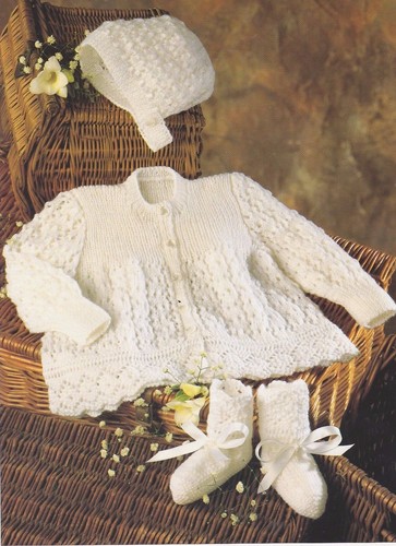 BABY~MATINEE MANTEL~HAUBE~STIEFEL~SPITZE~4-lagig STRICKMUSTER~GR. 14-20"(T62)