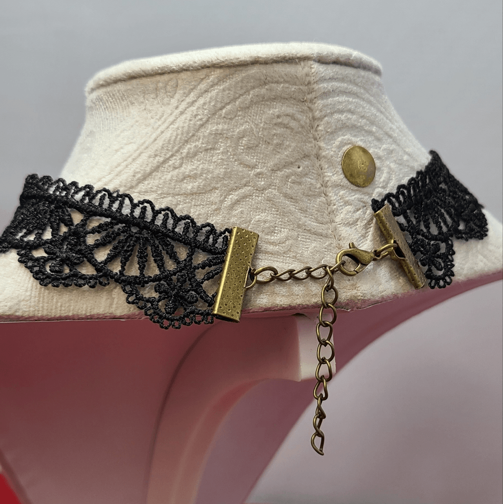 GOLDS♡チェーン付き♡ファー♡レッグカバー♡ZIP♡総レース♡黒×ピンク Secret Honey（シークレットハニー）の「うさ耳レースアップポケット