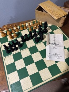 Vtg. 1950-52 Gallant Knight Black & Tan plastic chess set w/wood box & Inst.