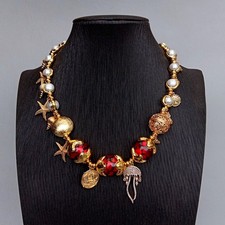 Collana con ciondolo pavè zirconi placcati oro perle rosse perle coltivate bianche vacanze