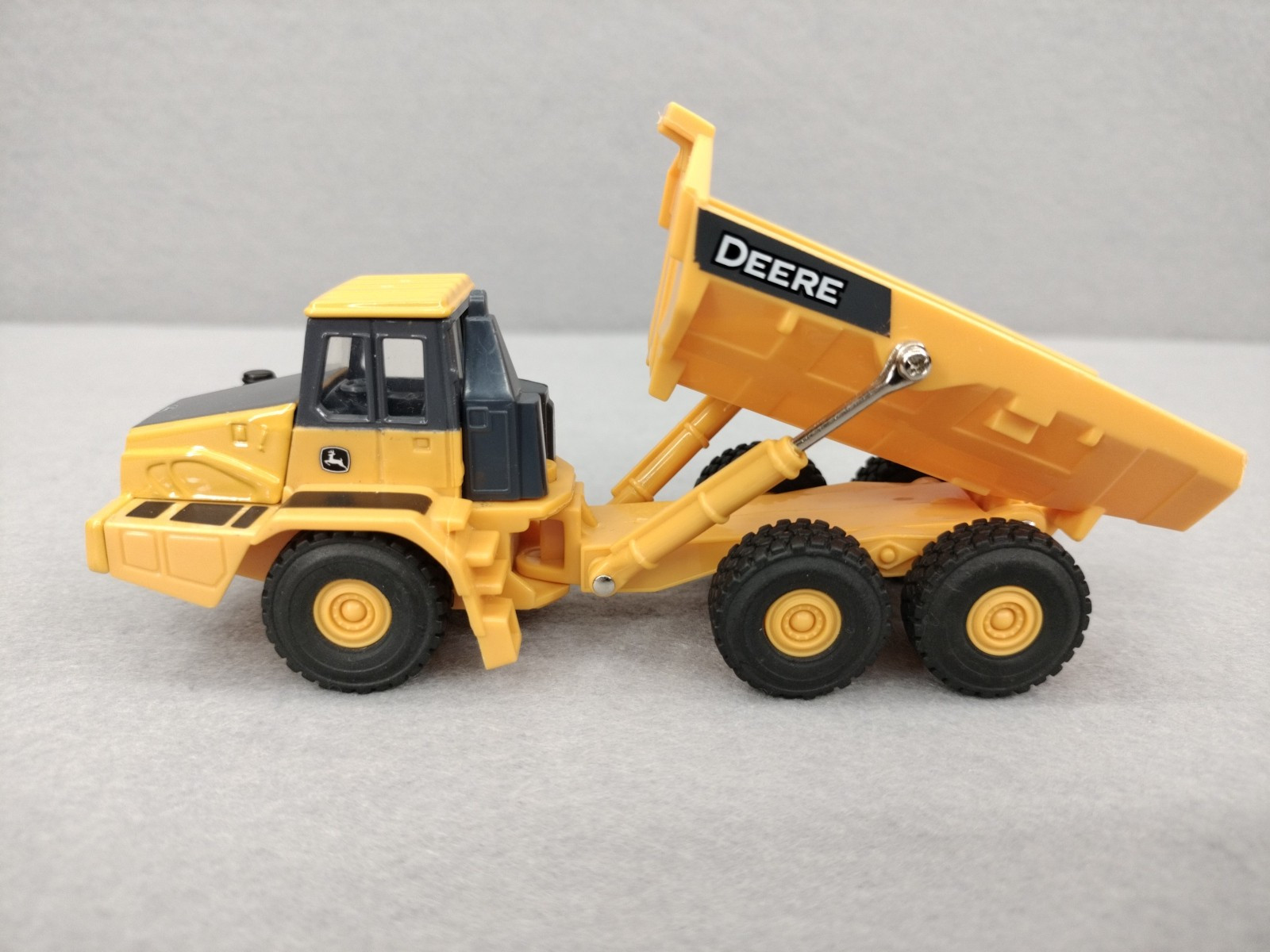 Ertl 46588-CNP 1/64 Scale John Deere Articulated Dump Truck Yellow EUC