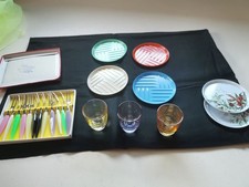 50-er Cocktail Gabeln +  4 Untersetzer + 3 farbige Schnapsgläser mid century