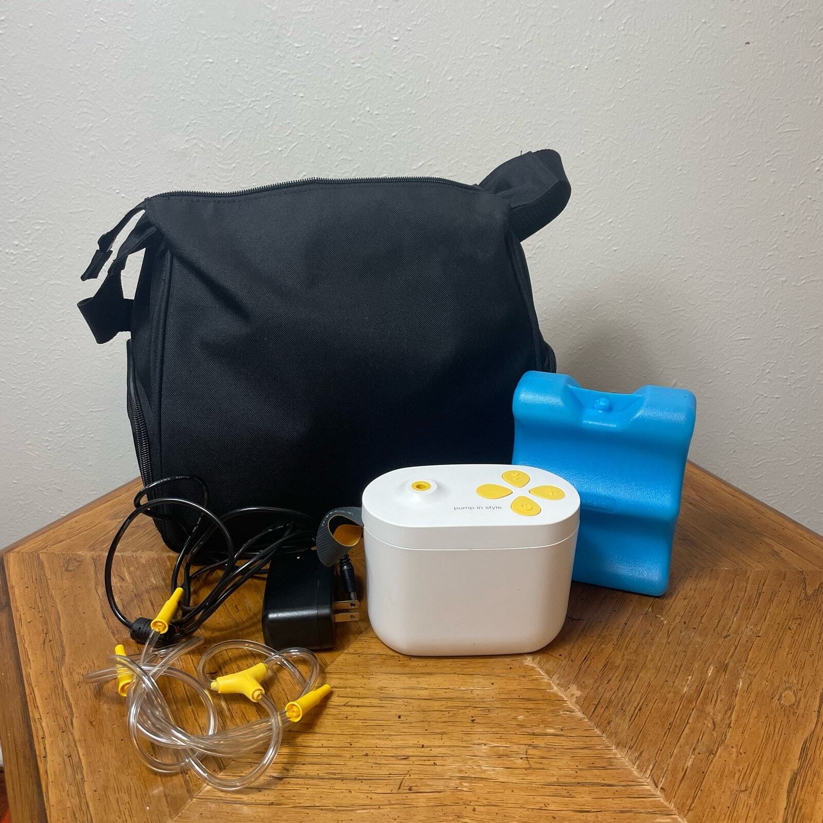 Medela Breast Pump In Style Maxflow with Carry Bag Tubing and Charger-image
