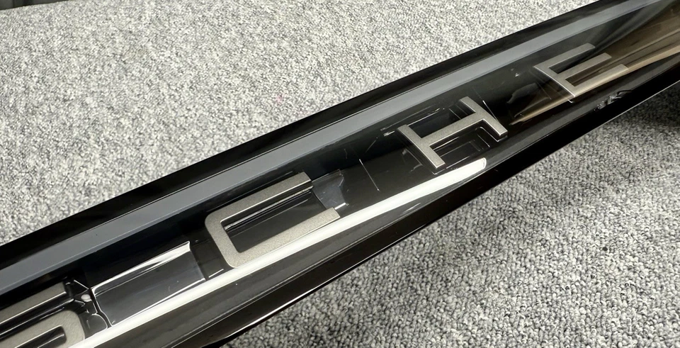 Original Porsche Cayenne 9Y0 LED REAR CENTER LIGHTS SMOKED 9Y0945081AP EUROPEAN - Image 4 of 4