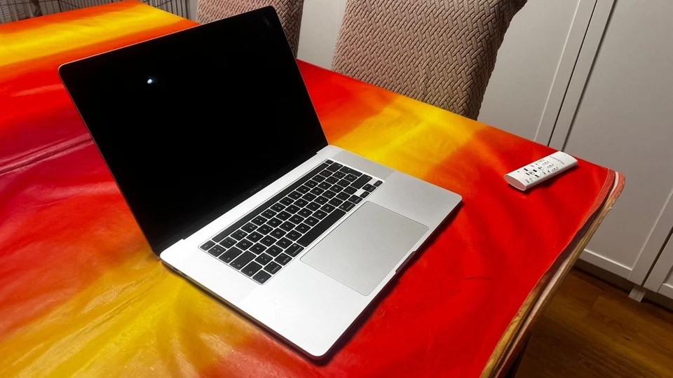 Apple MacBook Pro 16" 2019 · i7 · 16GB · 512GB, foto 3 de 5
