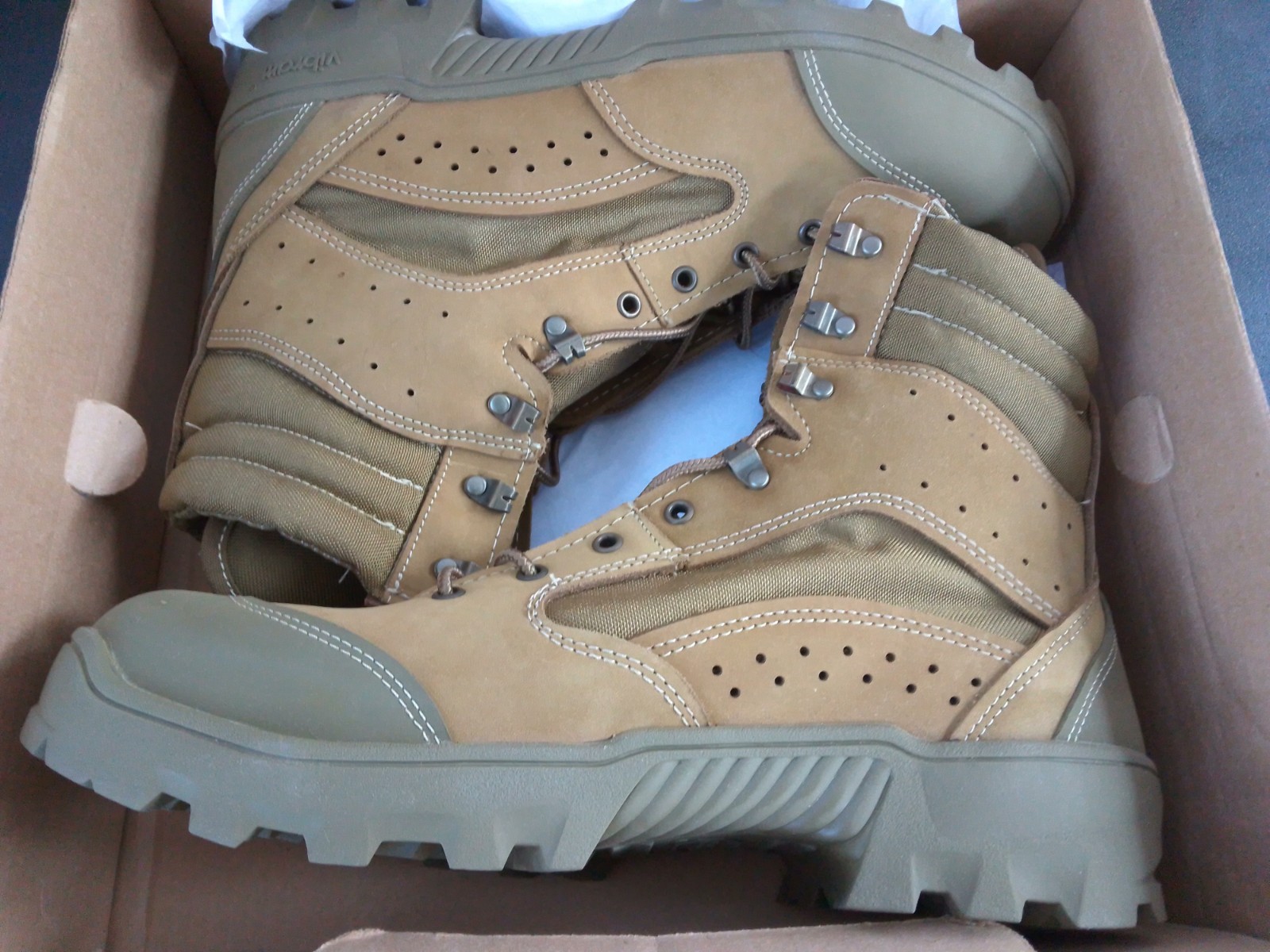 GENUINE US MILITARY ISSUED BATES COMBAT HIKER DESERT BOOT. SIZE 13 REGULAR NEW !