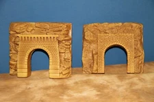 HO Set of 2 Tunnel Portals Beige Foam Assembled
