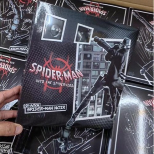 Stupisciti di The Spider-Verse Spider-Man Noir Action Figure SV-Action KO Box - Foto 7 di 20