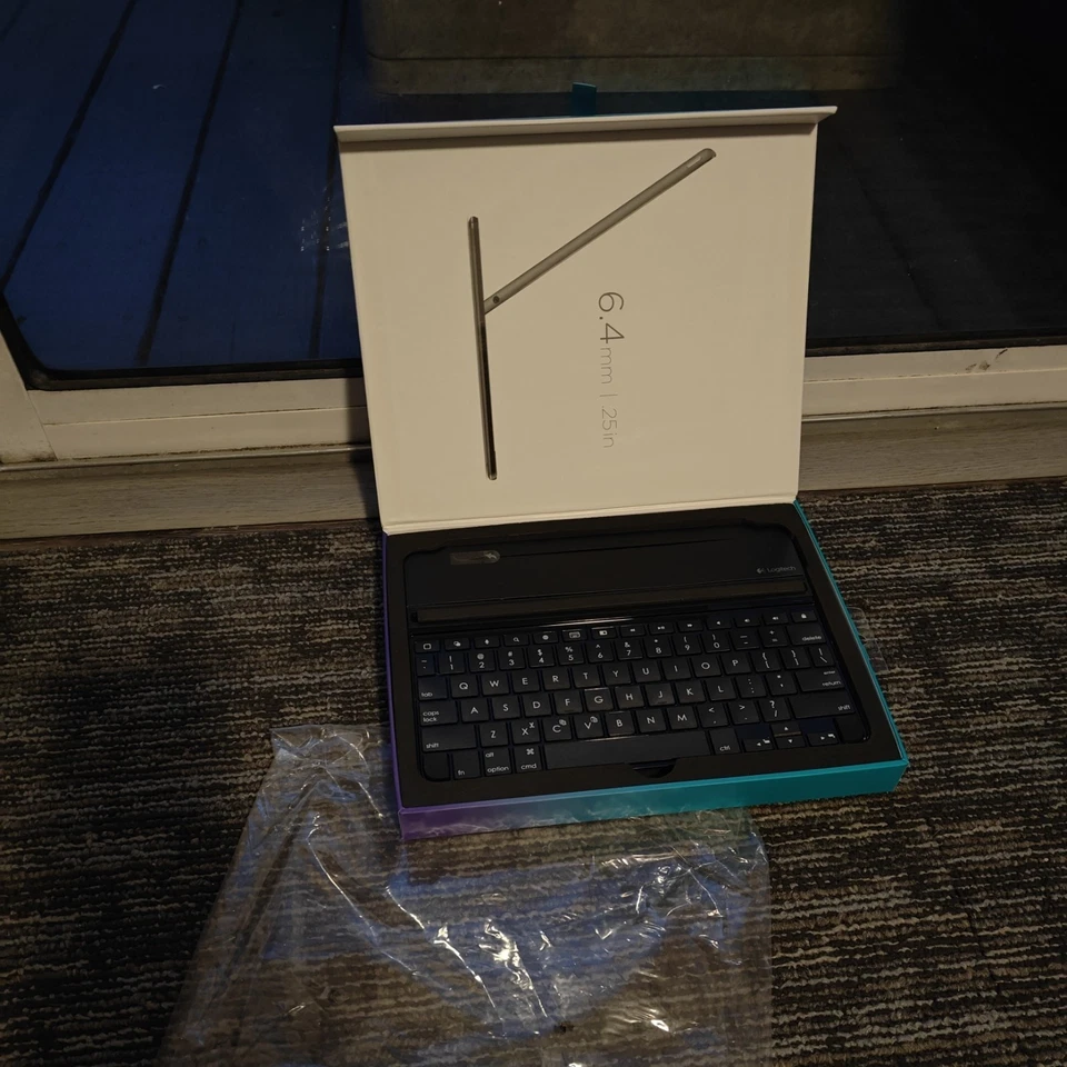 Logitech Magnetic Clip-On Ultra-thin Bluetooth Keyboard Case iPad Air Space Grey - Image 3 of 4