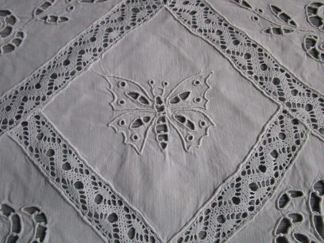 Ancien centre de table/napperon brodé 45cm x 45cm - Photo 3/3