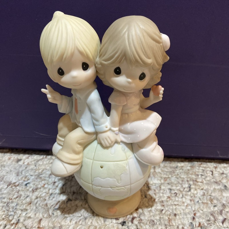 PRECIOUS MOMENTS "PEACE,LOVE, AND UNITY,TOGETHER WE WILL CHANGE THE WORLD" FIGUR