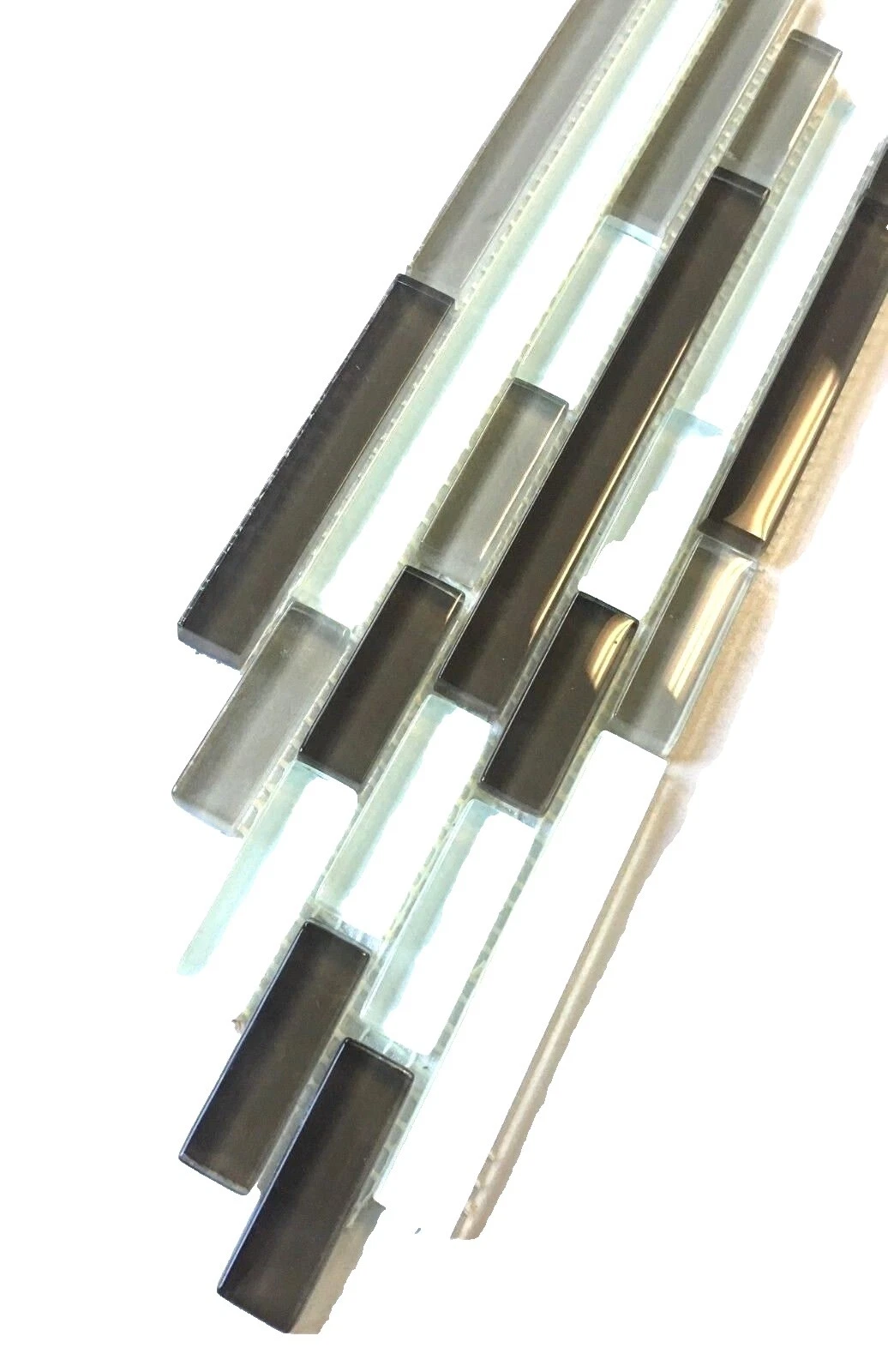 Piso de rayas multicolor y azulejos de la pared