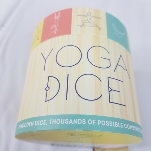 Yoga Dadi Cronaca Libri Completo 7 Dadi in Legno Libretto Ravviva il Tuo Yoga NUOVO - Foto 2 di 10