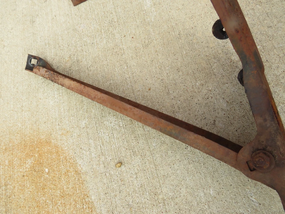 1964 64 Pontiac Grand Prix suportes de para-choque dianteiro e suporte ~ OEM - Imagem 4 de 4